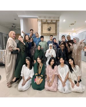 Natalie Sarah Instagram - Allahumma Sholi ala muhammad, wa ala ali Muhammad 💚 
Eid Mubarak