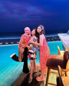 Natalie Sarah Instagram - First Picts of 2024 ❤️🧡💛🩷 MashaAllah Tabarakallah - #mashaallah #family #holiday #love #orange #hello #liburan
