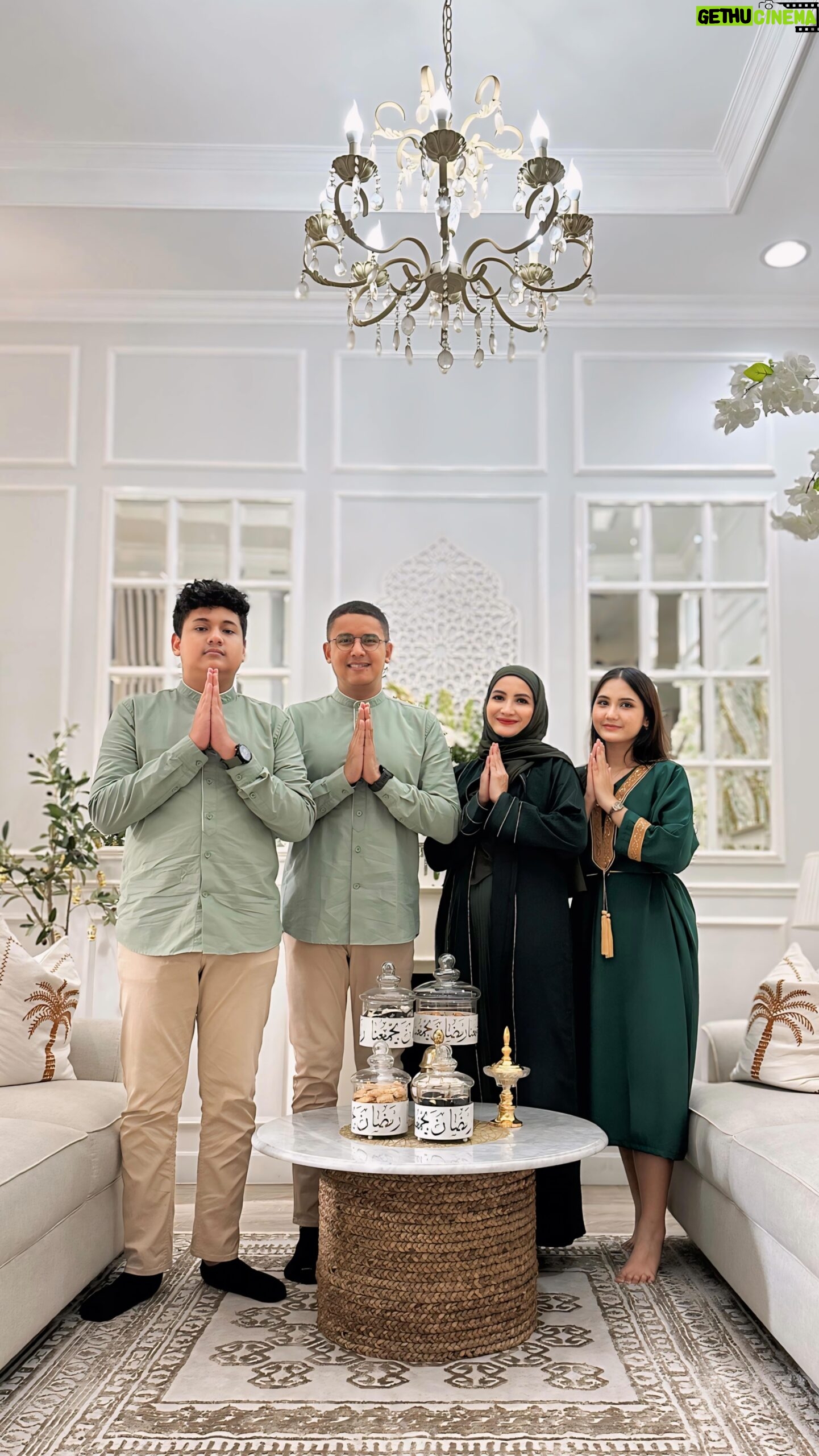 Natalie Sarah Instagram - Assalamualaikum Warrahmatullahi wabarokatuh 🕌 Happy Eid Al-Fitr 1445 H Taqabbalallāhu minna wa minkum,Shiyamana wa shiyamakum Taqobbal Yā Karīm Met Lebaran ❤️ Mohon Maaf Lahir dan Batin ya Manteman 🙏🏻 Eid Mubarak - #idulfitri #hariraya #lebaran #1445h #2024 #masyaallahtabarakallah