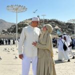 Natalie Sarah Instagram - di Arafah Minggu Lalu , Sebelum Naik Ke Jabal Rahmah sama Ayang mbeb 😍 Assalamualaikum , Aku Spill nih Set SABA yg aku pakai ini , Atasan Koko suami juga Serasi Banget kan,Nyaman, aku suka Bahan , Desainnya Simple, Elegan, suka bgt Cuttingannya 😍 Pas ,jodoh Banget emang Lagi nyari keperluan Umroh eh Ketemu @tubita.id 💚💚💚 Makasiy ya - #masyaallahtabarakallah #couple #umrah #arafah #jabalrahmaharafah #allahummasolialamuhammadwaalaalimuhammad