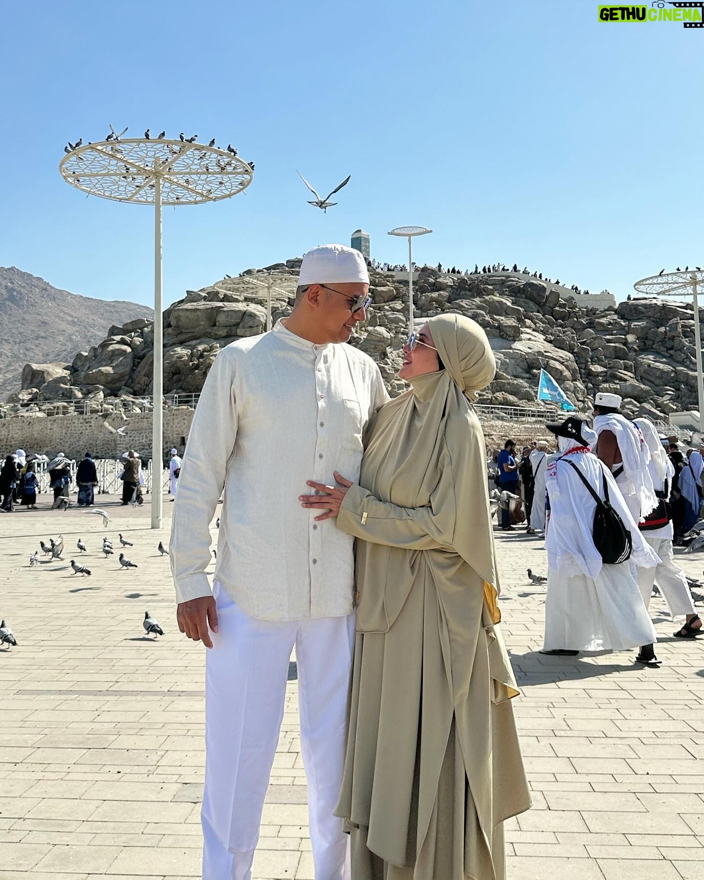 Natalie Sarah Instagram - di Arafah Minggu Lalu , Sebelum Naik Ke Jabal Rahmah sama Ayang mbeb π Assalamualaikum , Aku Spill nih Set SABA yg aku pakai ini , Atasan Koko suami juga Serasi Banget kan,Nyaman, aku suka Bahan , Desainnya Simple, Elegan, suka bgt Cuttingannya π Pas ,jodoh Banget emang Lagi nyari keperluan Umroh eh Ketemu @tubita.id πππ Makasiy ya - #masyaallahtabarakallah #couple #umrah #arafah #jabalrahmaharafah #allahummasolialamuhammadwaalaalimuhammad