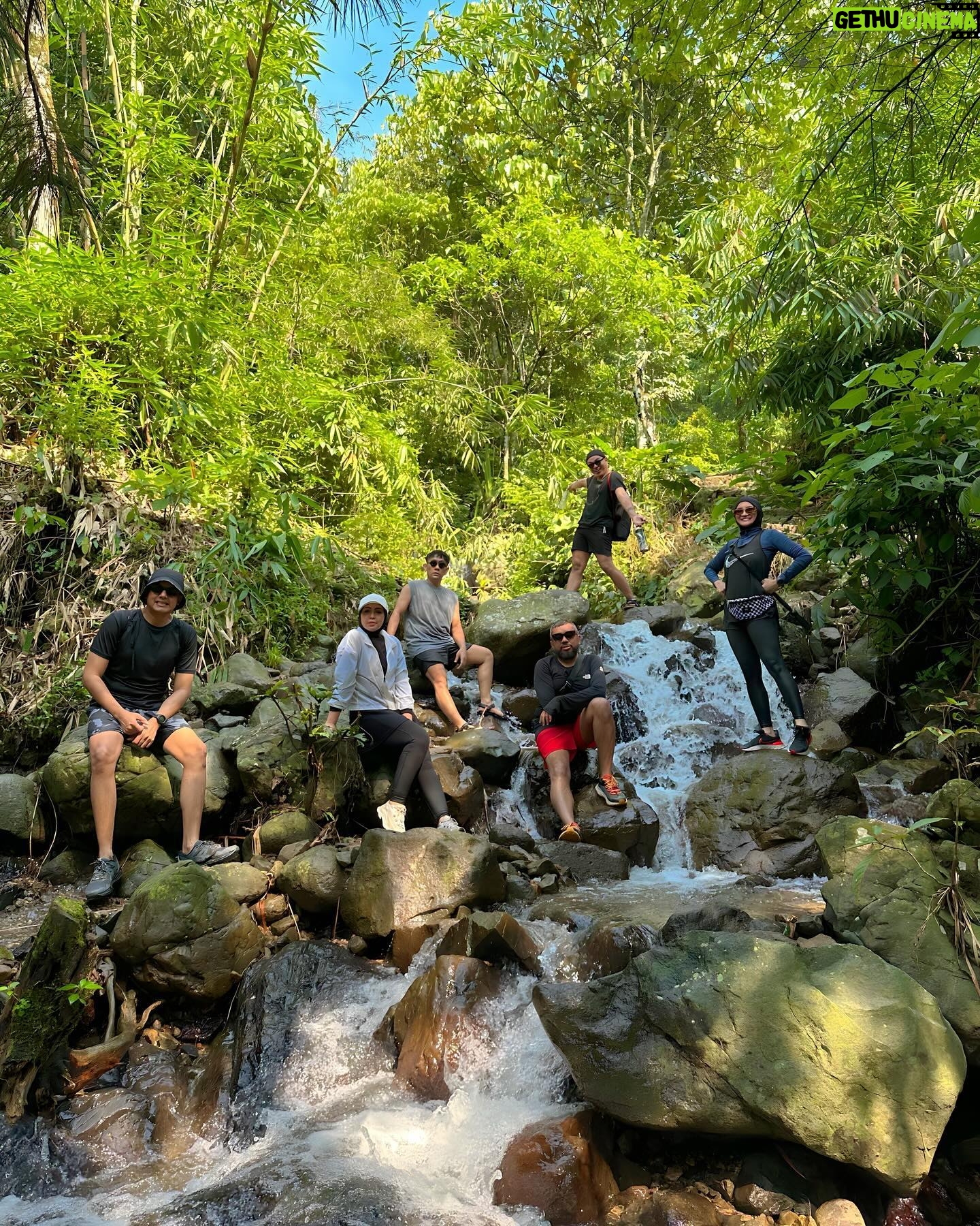 Natalie Sarah Instagram - Mendadak Curug 😄🙌🏻😎 Hehehe - #healing #curug #treking #friends #fun #love #squad