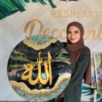 Natalie Sarah Instagram - Geode ResinArt Lafadz ALLAH Diameter 60 ,punya Ka Prisha dan Ayat kursi 80 x 120 , MashaAllah 🤎 Hitamnya Memukau Bangeet 😍 - order : @decoranbynat