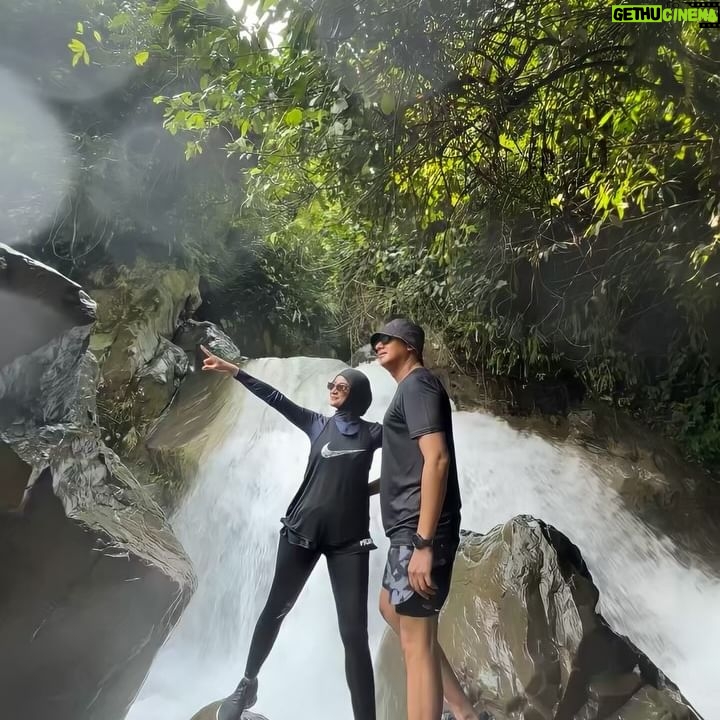 Natalie Sarah Instagram - Mendadak Curug 😄🙌🏻😎 Hehehe - #healing #curug #treking #friends #fun #love #squad