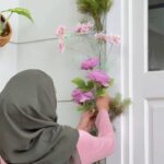 Natalie Sarah Instagram – Aww.. Bunga2 in Frame Pintuu Rumah 💕 Gabut abisnya  karna Lagi Berbunga2 Syahduuuu , eh Lagunya juga Nyanduu 
–
#homedecor #flowers #floral #decor #wreath #homesweethome #diy #tutorial 
–
Spill bunganya ada di @victoriapropertidekorasijkt 
Suka Banget sama Bunga2 Artificialnya nya 😍