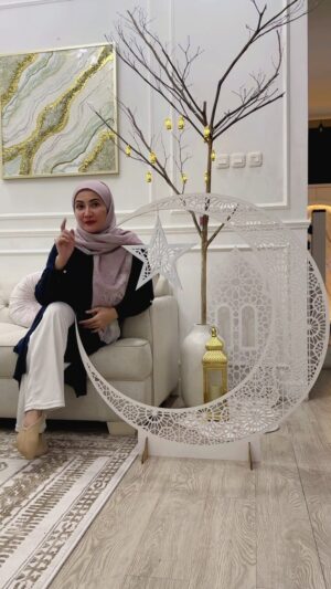 Natalie Sarah Instagram - huwooo Gede banget ,baru ngeh Dialog VO nya 😂 wkwkwkwk, gak Abis2 nih ngedekor..padahal Tuang Tamu nya imut 😆, 

cuss lah Boleh deh jadi Referensi Dekoran Lebaran Cocok untuk Dekorasi hiasan Sudut Ruangan Atau Background 

 @dekoriahomeliving 🤎
#homedecor #ramadan #livingroom