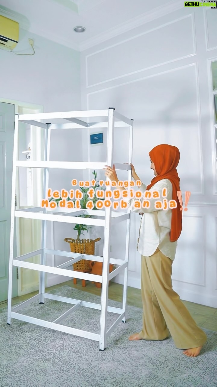 Natalie Sarah Instagram - Wow aku nemu barang seestetik ini murah banget!! cuma 400rb an aj 😍 rumah jadi lebih fungsional tp estetiknya ttp dapet🔥 Jangan bingung lagi barang-barang di rumah kalian berantakan WAJIB TONTON SAMPAI HABIS ‼️‼️‼️ Jadi lebih rapih kan barang-barang aku, cukup taruh di rak multfungsi dari @homedoki.id harganya cuma 400.000 an aja. Ga perlu lagi keluar uang banyak, buat beli furniture. Kalian setuju ga? #homedokiindonesia #homedokifurniture #furnitureestetik #homedokitangerang #homedokigadingserpong #homedokidepok #ramadhanbarenghomedoki #rakmultifungsi