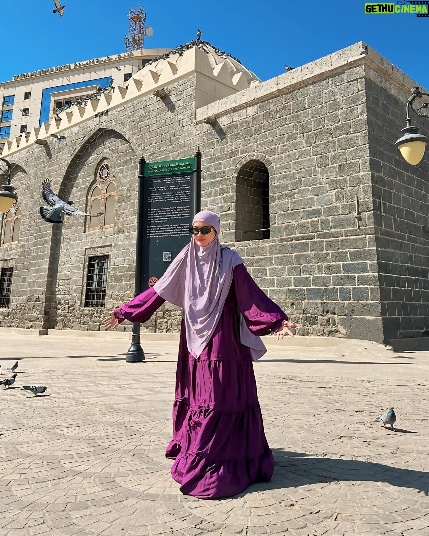 Natalie Sarah Instagram - Saat ALLAH belum mengizinkan kita meraih apa yang kita Mau , Berarti kita Harus mensyukuri apa yang kita punya💜 gitu Nat Sar .. Sabar aja yah 😊😄 #selfreminder - #masyaallahtabarakallah #masjidghamamah #madina #bismillah #allahummashollialasayyidinamuhammadwaalaalisayyidinamuhammad