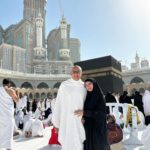 Natalie Sarah Instagram - MashaAllah Tabarakallah,Rindu, Sedih ,Haru ,Bersyukur, Bahagia .. Tumpah Semuanya dalam Tangisan dan Doa yg ku Panjatkan 🤲🏻 Aku datang Ke Tempat ini,memenuhi Panggilan ke Baitullah Bersama kesayangan aku, Trimakasih ya Allah ❤️ inshaAllah bisa Kesini Lagi Bersama Anak2 , Keluarga dan Sahabat2 🤲🏻 Aamiin ya Rabb Terimalah Ibadah Umrah Ku , Ampuni lah aku dan Semoga ALLAH Memampukan orang2 terPanggil untuk Berkunjung ke Baitullah Aamiin ya Rabbal Alamiin ❤️ - #umrah #mashaallahtabarakallah #allahummashollialasayyidinamuhammadwaalaalisayyidinamuhammad #mekah
