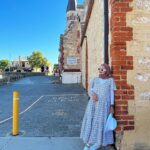 Natalie Sarah Instagram – Hmm, Nyender di Tembok lagi ah 😊, kalo Slide ke 2 udah Kayak poto2 Anak gen Z belom? Separoh gitu 🤣😂😅
–
#fremantle #market #pasar #mashaallah #holiday #nyender #love #happyday
