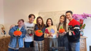 Natalie Tong Instagram - 二哥二嫂嘅第一封利是🧧
祝你們三年抱兩
像企鵝壽桃包一樣
大大小小開開心心
🐧🐧🐧
送上我的大🍊
慶祝二哥生日
同子善奪得最佳男配角
Family and Love 

#NT