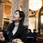 Natalie Tong Instagram - 去到咁靚既博物館 我淨係食scone 行都無行過呀 🤪🤪🤪 想得到咁靚嘅杯墊 就要答啱以下呢條問題 🇬🇧🇬🇧 喺10集「英國邊忽好」入面 請講出5個唐詩詠去過嘅城市/城鎮 大家可以inbox 我 #hoytv77 #英國邊忽好 #NT