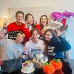 Natalie Tong Instagram - 二哥二嫂嘅第一封利是🧧 祝你們三年抱兩 像企鵝壽桃包一樣 大大小小開開心心 🐧🐧🐧 送上我的大🍊 慶祝二哥生日 同子善奪得最佳男配角 Family and Love #NT