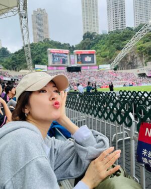 Natalie Tong Instagram - 現場睇波氣氛冇得頂
香港隊好正
粉紅色波衫好靚
希望80分鐘後見到美斯
😂😂😂

#買kfc慶祝港隊入球
#NT