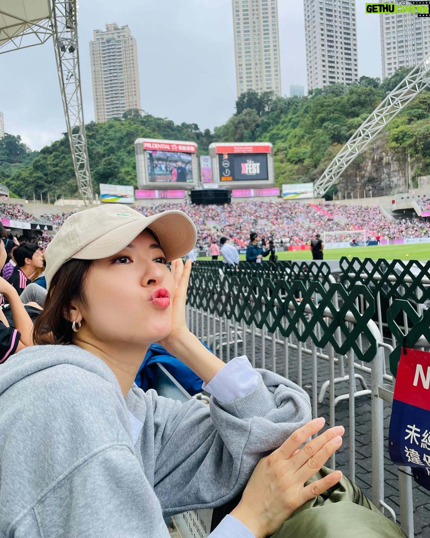 Natalie Tong - 29.5K Likes - 現場睇波氣氛冇得頂
香港隊好正
粉紅色波衫好靚
希望80分鐘後見到美斯
😂😂😂
#買kfc慶祝港隊入球
#NT