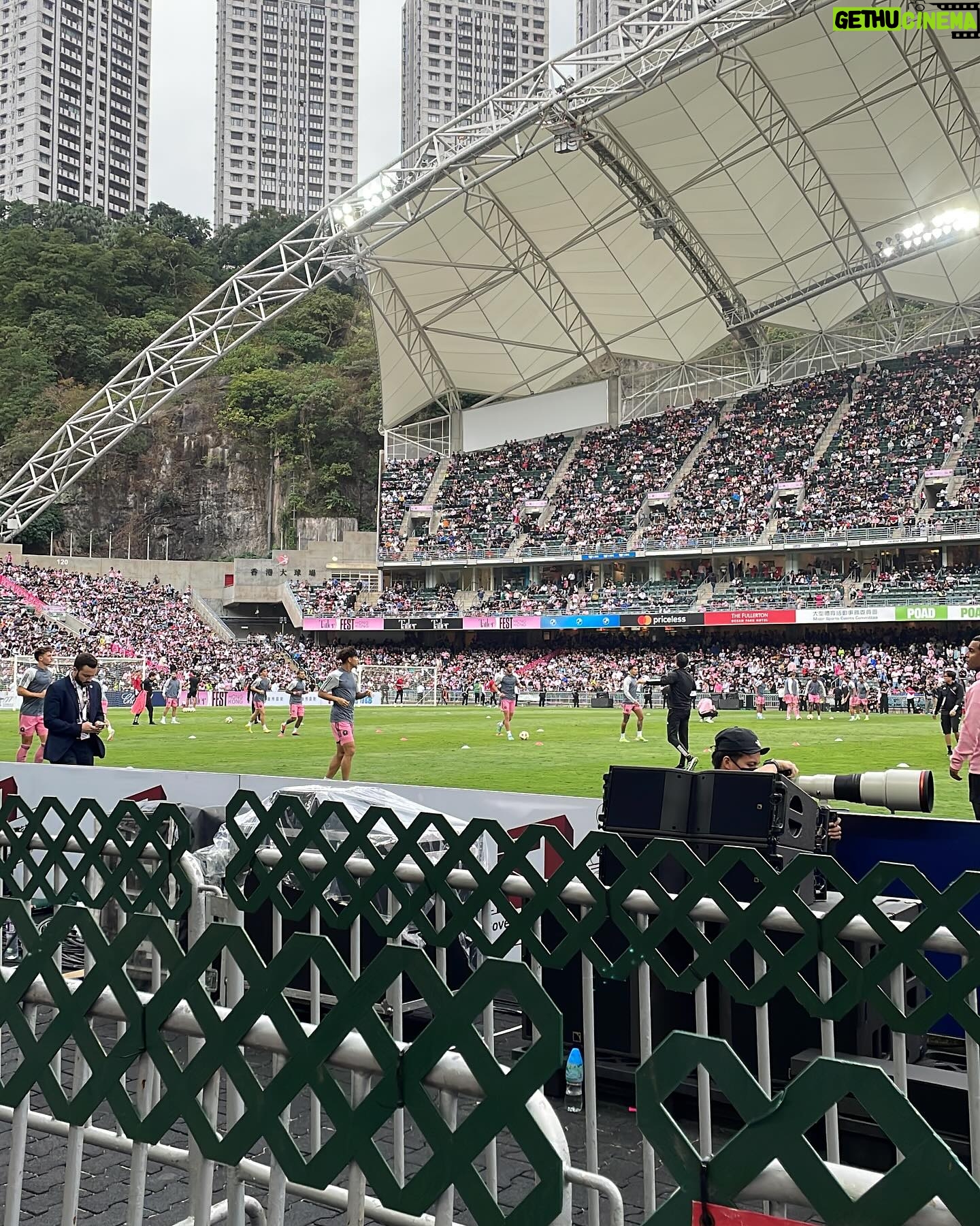 Natalie Tong - 29.5K Likes - 現場睇波氣氛冇得頂
香港隊好正
粉紅色波衫好靚
希望80分鐘後見到美斯
😂😂😂
#買kfc慶祝港隊入球
#NT