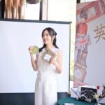 Natalie Tong Instagram - 跳出舒適圈 跳入另一個火圈 😂😂😂 第一次去英國 第一次自己一個人拍節目 請多多指教 🩵🩵🩵 #感謝今日來到的嘉賓 #感謝支持我的每一位 #NT