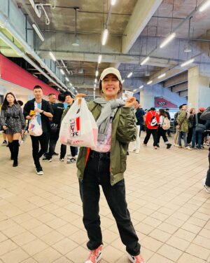 Natalie Tong Instagram - 現場睇波氣氛冇得頂
香港隊好正
粉紅色波衫好靚
希望80分鐘後見到美斯
😂😂😂

#買kfc慶祝港隊入球
#NT