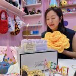Natalie Tong Instagram - Good times and crazy friends make the best memories 🧶🧶🧶🎂🥂🎂🍰🧶🧶 Thank you 細心安排 Rosewood 心型Natalie cake 😘😘 @joyhohohohoho #第一次收咁大支玫瑰 #大人都有屬於自己的party #一邊織一邊食蛋糕 #NT @happyyarn_kimbee