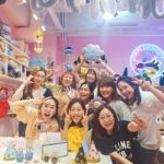 Natalie Tong Instagram - Good times and crazy friends make the best memories 🧶🧶🧶🎂🥂🎂🍰🧶🧶 Thank you 細心安排 Rosewood 心型Natalie cake 😘😘 @joyhohohohoho #第一次收咁大支玫瑰 #大人都有屬於自己的party #一邊織一邊食蛋糕 #NT @happyyarn_kimbee