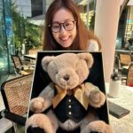 Natalie Tong Instagram - 呢隻野🐻🐻 冇得放入行李箱 要我手抱上機 然後經過好多人嘅目光 由London飛回來 就係爲左呢位識左幾廿年嘅人 佢一見到直頭嚇到彈起身 值得值得 😂😂😂 Surprise 🥳🥳🥳 #NT