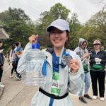 Natalie Tong Instagram - 第一次挑戰 「揹水一戰」 15k 揹5公升水 💧💧💧💧💧 係辛苦㗎 但缺水居民比我哋更辛苦 🩵🩵 多謝所有捐錢的朋友 多謝cherry 陪我一齊挑戰 多謝會長嘅笑話比大家力量 多謝沿途一齊行嘅人 你哋話下年再參加㗎 🤭🤭🤭 下年見嘞