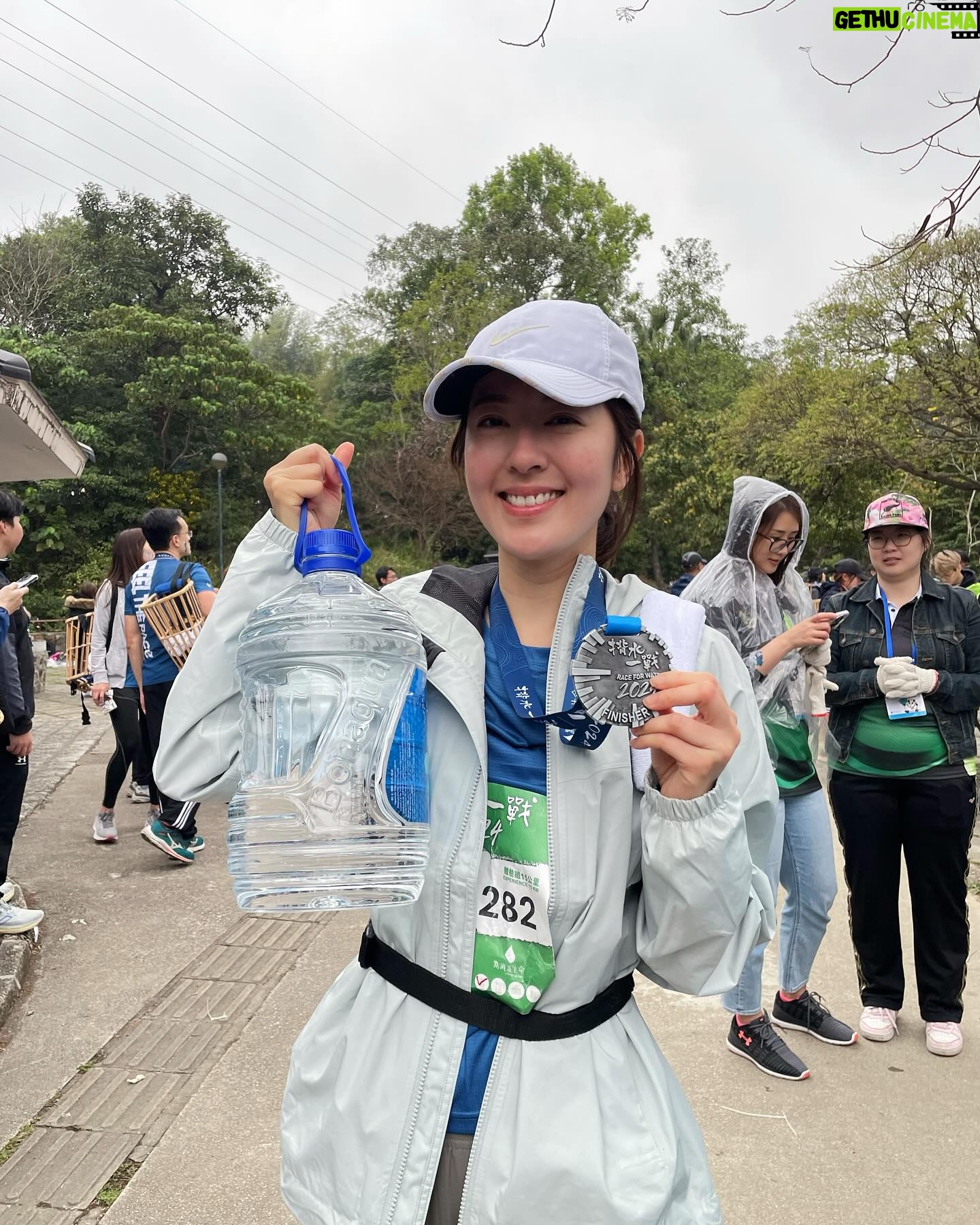 Natalie Tong Instagram - 第一次挑戰 「揹水一戰」 15k 揹5公升水 💧💧💧💧💧 係辛苦㗎 但缺水居民比我哋更辛苦 🩵🩵 多謝所有捐錢的朋友 多謝cherry 陪我一齊挑戰 多謝會長嘅笑話比大家力量 多謝沿途一齊行嘅人 你哋話下年再參加㗎 🤭🤭🤭 下年見嘞