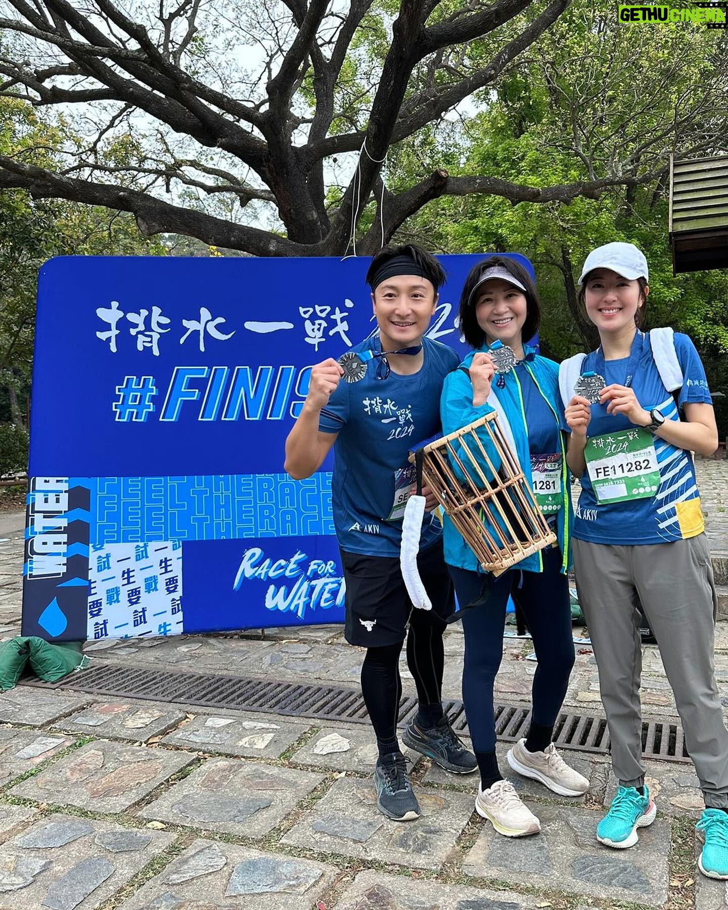 Natalie Tong Instagram - 第一次挑戰 「揹水一戰」 15k 揹5公升水 💧💧💧💧💧 係辛苦㗎 但缺水居民比我哋更辛苦 🩵🩵 多謝所有捐錢的朋友 多謝cherry 陪我一齊挑戰 多謝會長嘅笑話比大家力量 多謝沿途一齊行嘅人 你哋話下年再參加㗎 🤭🤭🤭 下年見嘞