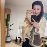 Natalie Tong Instagram - 原本是想織頸巾 但最後變成袋 🧶🧶🧶 人生總會有不似預期的時候 接受 改變現狀 可能會有出其不意的驚喜 #有高人修補過🤭 #包包開始識影相 #叻女🍞 #NT