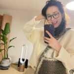 Natalie Tong Instagram - 原本是想織頸巾 但最後變成袋 🧶🧶🧶 人生總會有不似預期的時候 接受 改變現狀 可能會有出其不意的驚喜 #有高人修補過🤭 #包包開始識影相 #叻女🍞 #NT
