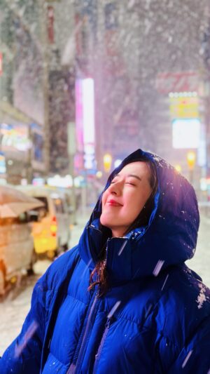 Natalie Tong Sze-Wing Instagram - 好大好大好大粒嘅雪呀
❄️❄️❄️❄️❄️❄️❄️
#東京點解會咁大雪
#好靚呀
#tokyo
#NT