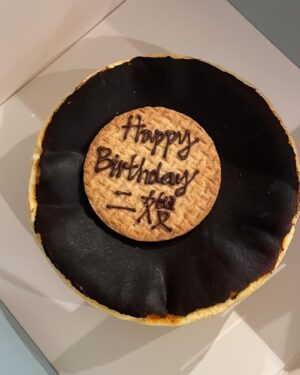 Natalie Tong Instagram - 今年係我買蛋糕俾二嫂
二嫂買蛋糕俾我
我哋兩個買蛋糕俾子善同雷哥
然後大家再買蛋糕俾我哋
所以有好多個蛋糕
好複雜嘅關係
🤣🤣🤣🤣🤣🤣🤣

#好鐘意個頭夾
#4月5月之星⭐️ 
#NT