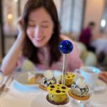 Natalie Tong Instagram - 估唔到喺英國歎果個Afternoon Tea， 返到嚟香港都有機會重遇～ 🍰🍰🍰🫖🫖🫖 呢個以藝術品為主題嘅下午茶，件件蛋糕都外形精緻， 味道有層次～仲有我鍾意嘅S’cone’！ 大家一定要試吓我最愛嘅Smoke black tea 或者 Sweet Shanghai Tea 一頓下午茶，圓滿啊～！ #NT #英國邊忽好 #HOY TV #RosewoodHongKong #ButterflyRoom