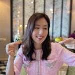 Natalie Tong Instagram - 估唔到喺英國歎果個Afternoon Tea， 返到嚟香港都有機會重遇～ 🍰🍰🍰🫖🫖🫖 呢個以藝術品為主題嘅下午茶，件件蛋糕都外形精緻， 味道有層次～仲有我鍾意嘅S’cone’！ 大家一定要試吓我最愛嘅Smoke black tea 或者 Sweet Shanghai Tea 一頓下午茶，圓滿啊～！ #NT #英國邊忽好 #HOY TV #RosewoodHongKong #ButterflyRoom
