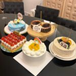 Natalie Tong Instagram - 今年係我買蛋糕俾二嫂 二嫂買蛋糕俾我 我哋兩個買蛋糕俾子善同雷哥 然後大家再買蛋糕俾我哋 所以有好多個蛋糕 好複雜嘅關係 🤣🤣🤣🤣🤣🤣🤣 #好鐘意個頭夾 #4月5月之星⭐️ #NT