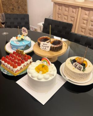 Natalie Tong Instagram - 今年係我買蛋糕俾二嫂
二嫂買蛋糕俾我
我哋兩個買蛋糕俾子善同雷哥
然後大家再買蛋糕俾我哋
所以有好多個蛋糕
好複雜嘅關係
🤣🤣🤣🤣🤣🤣🤣

#好鐘意個頭夾
#4月5月之星⭐️ 
#NT