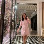 Natalie Tong Instagram - 估唔到喺英國歎果個Afternoon Tea， 返到嚟香港都有機會重遇～ 🍰🍰🍰🫖🫖🫖 呢個以藝術品為主題嘅下午茶，件件蛋糕都外形精緻， 味道有層次～仲有我鍾意嘅S’cone’！ 大家一定要試吓我最愛嘅Smoke black tea 或者 Sweet Shanghai Tea 一頓下午茶，圓滿啊～！ #NT #英國邊忽好 #HOY TV #RosewoodHongKong #ButterflyRoom