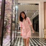 Natalie Tong Instagram - 估唔到喺英國歎果個Afternoon Tea， 返到嚟香港都有機會重遇～ 🍰🍰🍰🫖🫖🫖 呢個以藝術品為主題嘅下午茶，件件蛋糕都外形精緻， 味道有層次～仲有我鍾意嘅S’cone’！ 大家一定要試吓我最愛嘅Smoke black tea 或者 Sweet Shanghai Tea 一頓下午茶，圓滿啊～！ #NT #英國邊忽好 #HOY TV #RosewoodHongKong #ButterflyRoom