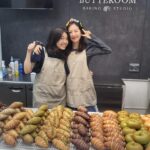 Natalie Tong Instagram - 當學生真的很幸福啊 🩵🩵🩵 貝果好QQ 鹽可頌脆到爆 仲有咁多款口味 有老師教住冇失手 唔知自己可唔可以做得返 🤭🤭🤭 #NT