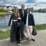 Natalya Podolskaya Instagram - Этот день мы проводим вместе с нашим братом в родной Беларуси ! Мы не виделись 2 года . Такое счастье обняться . Прошли 10 тыс шагов по Минску . Город такой чистый и красивый ! Люди отмечают и гуляют и хочется кричать : СПАСИБО ЗА ПОБЕДУ !!! Берегите друг друга и с праздником ❤️ @yuliana_pod @apodolski_