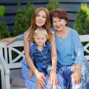 Natalya Podolskaya Instagram - Несмотря на то , что нас у мамы трое , мама - это моя мама . Точка . Так было всегда . Сестры не обижаются 🙈. И сегодня у «моей» мамы День Рождения- 75 лет . Маме я обязана своей профессией . Именно она в 9 лет отвела меня за ручку во Дворец Пионеров г. Могилева в театр - студию Радуга и все стало на свои места в моей жизни . И я не упускаю возможности поблагодарить ее за это снова и снова . 
Самая ласковая , самая нежная , очень нужная моя мамочка , желаю тебе здоровья, настроения , но а любить тебя больше просто невозможно ❤️.