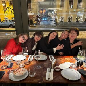 Natalya Podolskaya Instagram - Несмотря на то , что нас у мамы трое , мама - это моя мама . Точка . Так было всегда . Сестры не обижаются 🙈. И сегодня у «моей» мамы День Рождения- 75 лет . Маме я обязана своей профессией . Именно она в 9 лет отвела меня за ручку во Дворец Пионеров г. Могилева в театр - студию Радуга и все стало на свои места в моей жизни . И я не упускаю возможности поблагодарить ее за это снова и снова . 
Самая ласковая , самая нежная , очень нужная моя мамочка , желаю тебе здоровья, настроения , но а любить тебя больше просто невозможно ❤️.