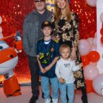Natalya Podolskaya Instagram - В этом году так получилось, что отмечали день рождения Вани 4 раза !!!! И на этот раз - с любимыми бабушками , дедушкой и крестными -всей нашей семьей ! За веселье как всегда отвечали наши неизменные , лучшие в своем деле @lobacheva_project 🤍. Вечеринка с Джетом из Супер Крыльев Ване понравилась ! А наших взрослых детей прекрасно занимал «взрослый» аниматор 👌. Задували свечи на самом вкусном торте от @olga_lakomka . Спасибо за праздник ❤️