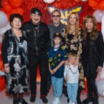 Natalya Podolskaya Instagram - В этом году так получилось, что отмечали день рождения Вани 4 раза !!!! И на этот раз - с любимыми бабушками , дедушкой и крестными -всей нашей семьей ! За веселье как всегда отвечали наши неизменные , лучшие в своем деле @lobacheva_project 🤍. Вечеринка с Джетом из Супер Крыльев Ване понравилась ! А наших взрослых детей прекрасно занимал «взрослый» аниматор 👌. Задували свечи на самом вкусном торте от @olga_lakomka . Спасибо за праздник ❤️