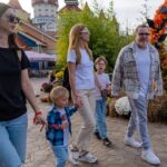 Natalya Podolskaya Instagram - В этом году Ванин день рождения мы отмечали очень долго и с размахом. Но самый запоминающийся - был в Сочи. Взяли и поехали 🙃. Это те дни, которые я навсегда сохраню в своем сердце! Родители, если будете в Сочи, я вам искренне рекомендую тематический парк аттракционов Сочи Парк @sochipark Дети были в восторге! А их знаменитая баба-Яга не оставит никого равнодушными!