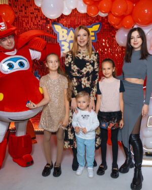 Natalya Podolskaya Instagram - В этом году так получилось, что отмечали день рождения Вани 4 раза !!!! И на этот раз - с любимыми бабушками , дедушкой и крестными -всей нашей  семьей ! 
За веселье как всегда отвечали наши неизменные , лучшие в своем деле @lobacheva_project 🤍. Вечеринка с Джетом из Супер Крыльев Ване понравилась ! А наших взрослых детей прекрасно занимал «взрослый» аниматор 👌. Задували свечи на самом вкусном торте от @olga_lakomka . 
Спасибо за праздник ❤️