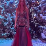 Natalya Podolskaya Instagram - Очень скоро Новый Год 🎄. Я буду встречать его в платье @valentinyudashkin_official на канале Россия 1 .