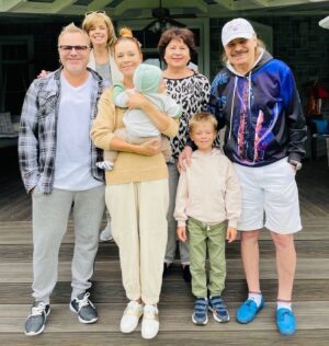 Natalya Podolskaya Instagram - Дорогой наш Петрович , наш папа !!! С Днем Рождения ❤️. Желаю только хороших новостей , богатырского здоровья, красивого футбола и окрыляющей музыки ! В нашей семье именно Вы отвечаете за самые смешные истории и чувство юмора с серьезным лицом ( мой любимый вариант) . Живя с Вашим сыном почти 20 лет могу сказать, что это передается по наследству 👌. Надеюсь и внукам достанется 🙏🏻. Мы Вас очень любим, нежный , трепетный и заботливый папа и дедушка! С Вашим днем ❤️