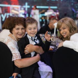 Natalya Podolskaya Instagram - Несмотря на то , что нас у мамы трое , мама - это моя мама . Точка . Так было всегда . Сестры не обижаются 🙈. И сегодня у «моей» мамы День Рождения- 75 лет . Маме я обязана своей профессией . Именно она в 9 лет отвела меня за ручку во Дворец Пионеров г. Могилева в театр - студию Радуга и все стало на свои места в моей жизни . И я не упускаю возможности поблагодарить ее за это снова и снова . 
Самая ласковая , самая нежная , очень нужная моя мамочка , желаю тебе здоровья, настроения , но а любить тебя больше просто невозможно ❤️.