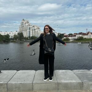 Natalya Podolskaya Instagram - Этот день мы проводим вместе с нашим братом в родной Беларуси ! Мы не виделись 2 года . Такое счастье обняться . Прошли 10 тыс шагов по Минску . Город такой чистый и красивый ! Люди отмечают и гуляют и хочется кричать : СПАСИБО ЗА ПОБЕДУ !!! Берегите друг друга и с праздником ❤️ @yuliana_pod @apodolski_